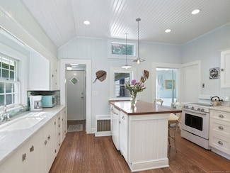 11 Witch Ln, Norwalk, CT 06853