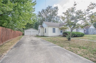 1404 S 6th St, Mattoon, IL 61938