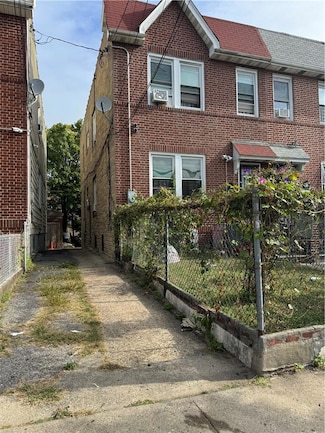 927 E 219th St, Bronx, NY 10469
