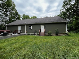 895 Jennings Rd, Whitmore Lake, MI 48189