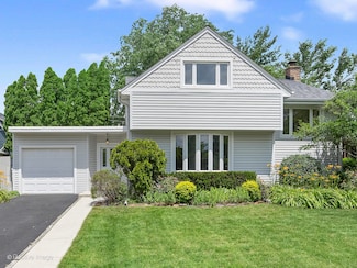 118 Burlington Ave, Clarendon Hills, IL 60514