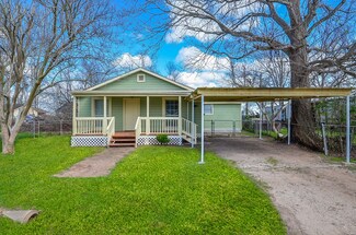 911 Kemp St, Boling, TX 77420