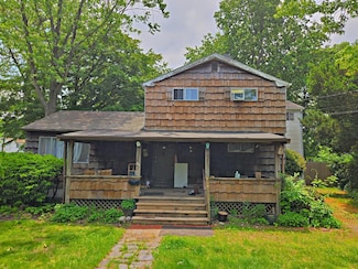 24 E Oakdale St, Bay Shore, NY 11706
