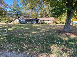 15789 N Oak Crest Rd, Marshall, IL 62441