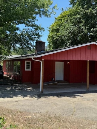 236 S Caves Ave, Cave Junction, OR 97523