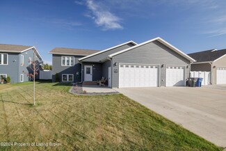 3272 Lyons Ave, Dickinson, ND 58601