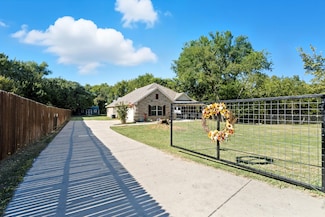 104 Candis Ct, Springtown, TX 76082