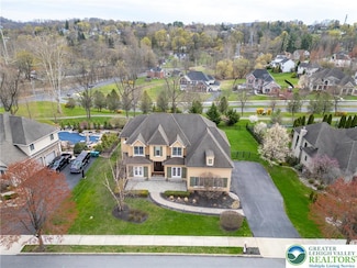 8 Creek View Ct, Easton, PA 18045
