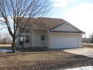 111 S Elm Ave, Saint Anne, IL 60964
