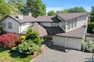22 Laurence Ct, Closter, NJ 07624