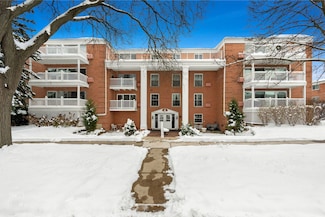 81 6th Ave Unit 202, La Grange, IL 60525