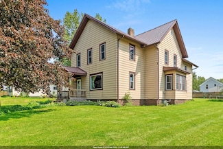 110 E Freeborn St, Cecil, WI 54111