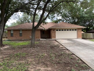 157 Guadalupe River Dr, Seguin, TX 78155
