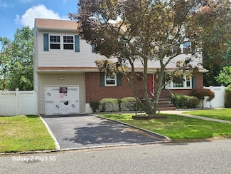 22 2nd St, Ronkonkoma, NY 11779
