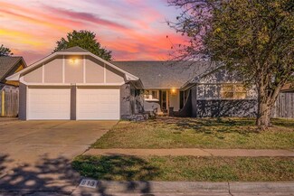 913 NE 4th St, Moore, OK 73160
