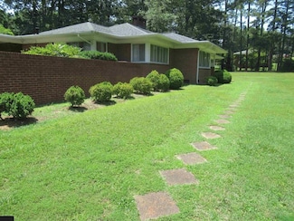 911 W 6th St, Siler City, NC 27344