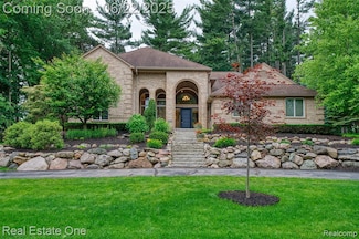 5258 Hidden Pines Dr, Brighton, MI 48116