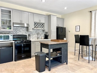 17401 Raymer St, Northridge, CA 91325