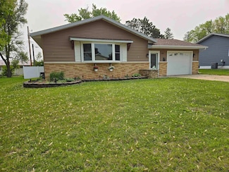 1005 Red Maple Ave, Cresco, IA 52136
