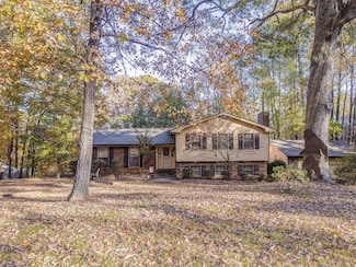 1929 Sourwood Dr, Dalton, GA 30720