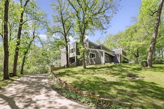 13282 Oak Brook Dr, Urbandale, IA 50323