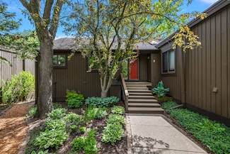 2 Eastbury Ct, Ann Arbor, MI 48105