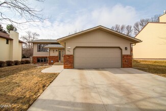 221 E Edmonton Dr, Bismarck, ND 58503
