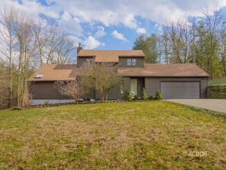 7633 Longmeadow Ln, Athens, OH 45701