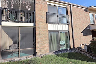 18230 University Park Dr, Livonia, MI 48152