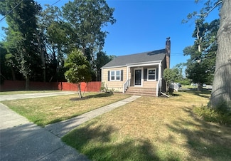 20 Whitman Ave, Islip, NY 11751