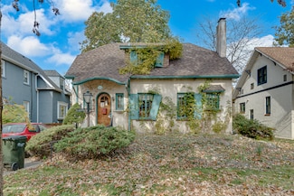 300 Blackhawk Rd, Riverside, IL 60546