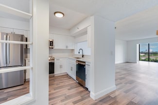 2200 S Cypress Bend Dr Unit 604, Pompano Beach, FL 33069