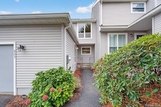 803 Woodsbrook Dr, Mahopac, NY 10541