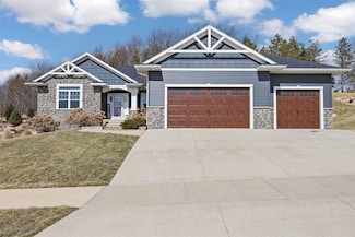3014 Forrest Meadow Ln, Hiawatha, IA 52233