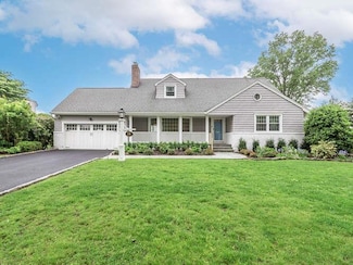 14 Saint Pauls Place, Garden City, NY 11530