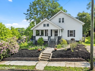 1018 Thompson Place NE, Knoxville, TN 37917