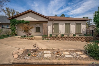 2202 Robbinwood Ln, Longview, TX 75601