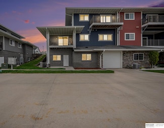 5928 N 158 Plaza Cir, Omaha, NE 68116