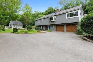 17 Topsfield Rd, Wenham, MA 01984