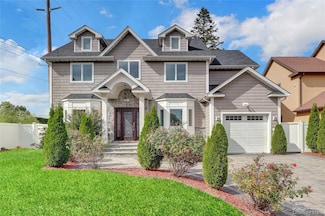 10 Fuschetto Ct, Farmingdale, NY 11735