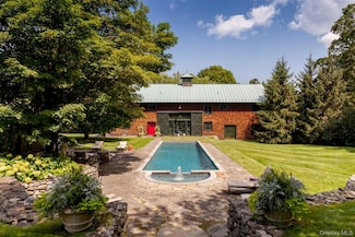 8 Old Killearn Rd, Millbrook, NY 12545