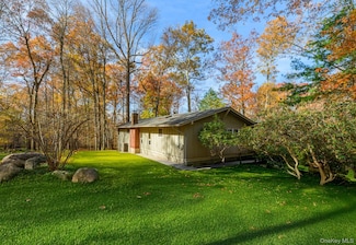 11 Charnwood Dr, Suffern, NY 10901