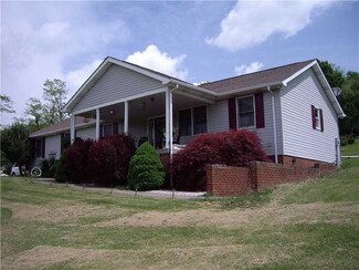 38 Pine Ln, Eighty Four, PA 15330