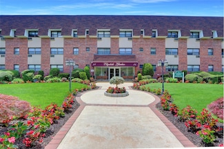 25 Elizabeth St Unit 1P, Farmingdale, NY 11735