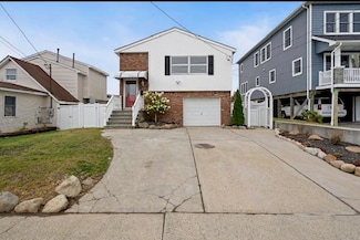 881 Surf St, Lindenhurst, NY 11757