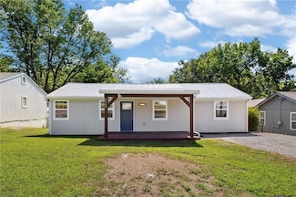 6409 Ravena Rd, Pleasant Valley, MO 64068