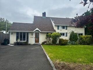 94 Hardy Ln, Westbury, NY 11590