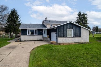 7827 W List Ln, Parma, OH 44130