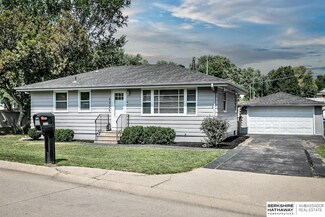 8926 Hamilton St, Omaha, NE 68114