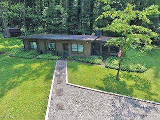 9076 Lakewood Dr NE, Mineral City, OH 44656